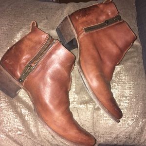 Frye Boots Sacha Moto Shortie in Cognac